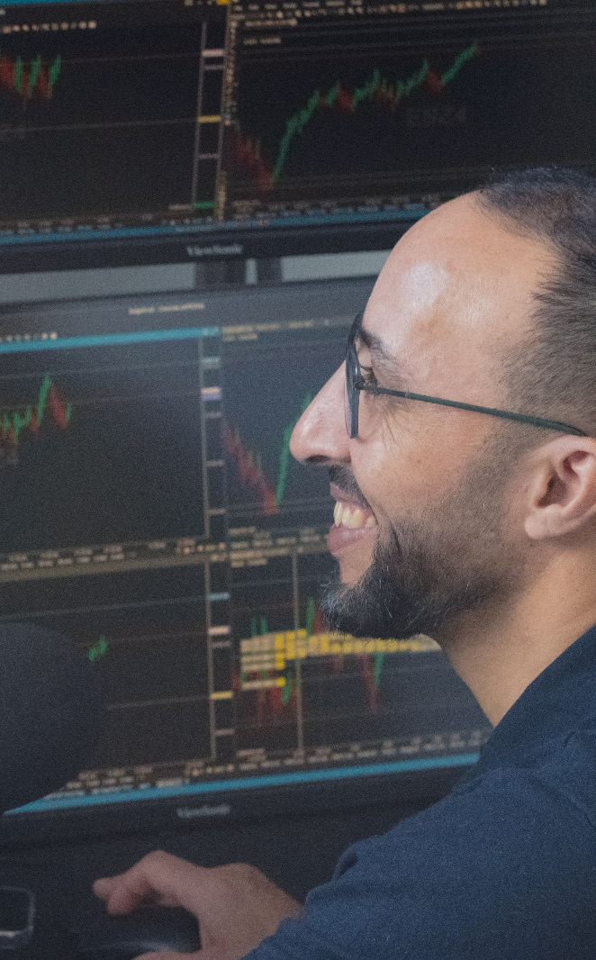 Le fondateur de SKEDGEX devant ses écrans de marché